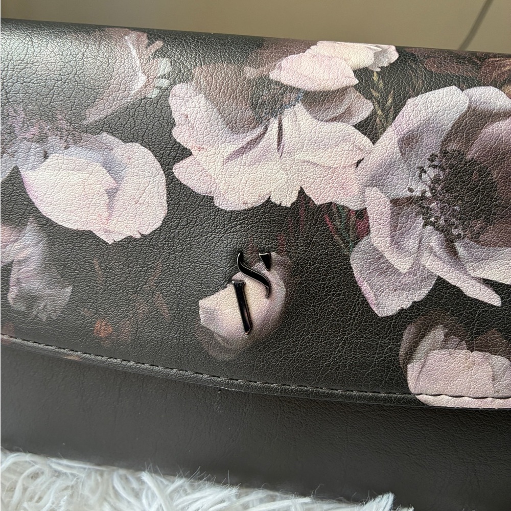 Simply Vera Vera Wang Signature Envelope Crossbody Bag 🩶 - Picture 3 of 12